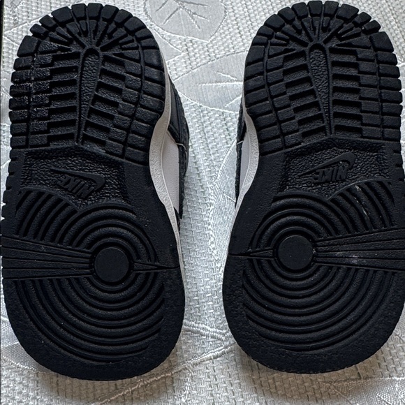 Nike Kids Black and White Sneakers 3C - Picture 11 of 11